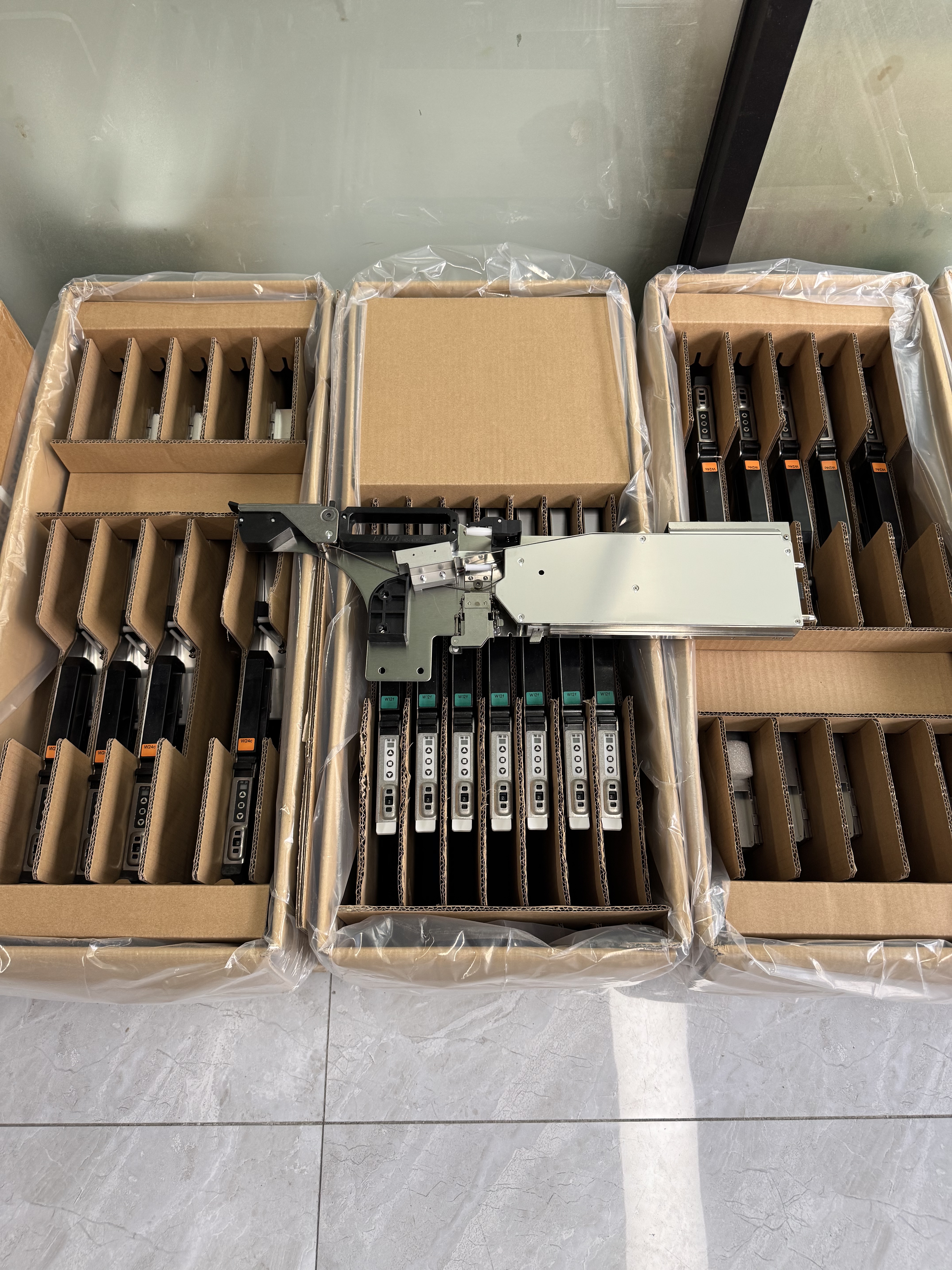 Najnowsze blogi firmy Jak podajniki SMT zwiększają prędkość i dokładność produkcji?